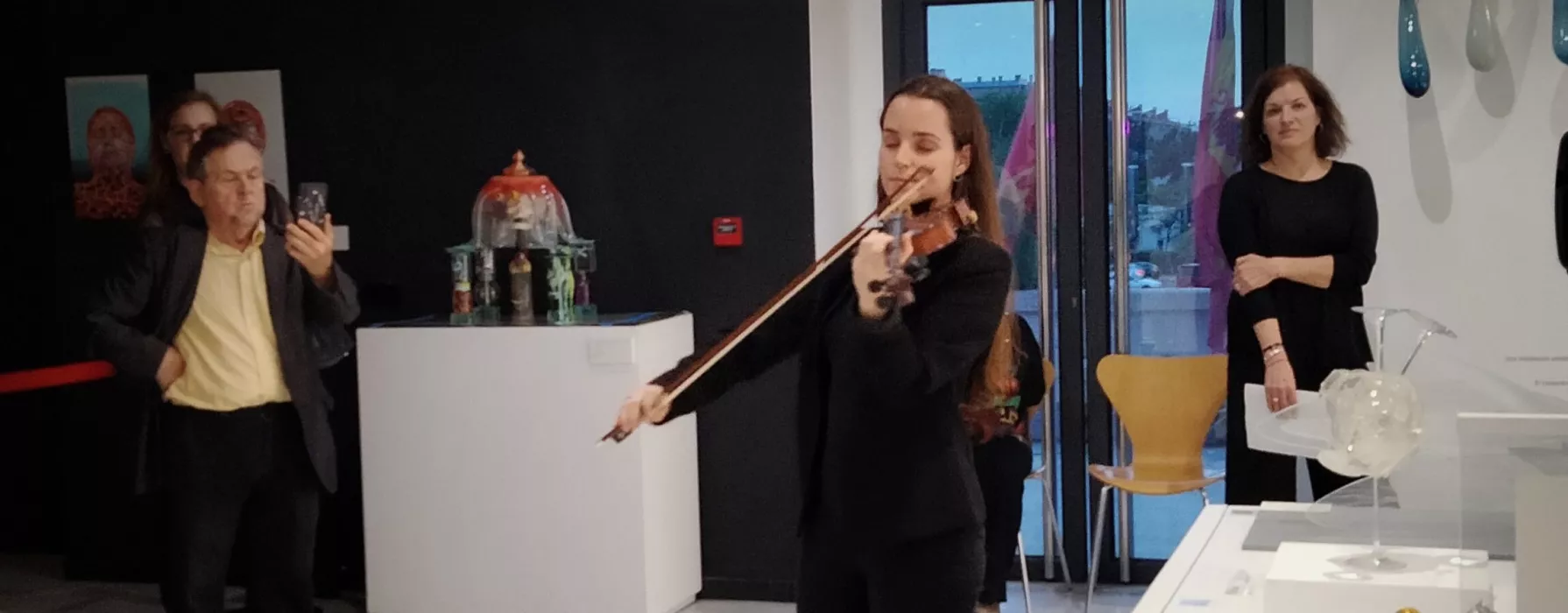 Gala tocando el violín
